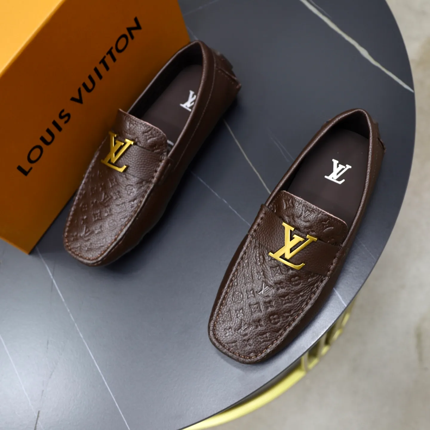 Ex-factory price: 480💰【LV】Louis Vuitton ⚠️High-end men’s driving and pedal series ⚠️38-44 (customized for 45) ⚠️All original cowhide leather! Thick and soft! Made entirely of calfskin lining! Rubber sheet anti-slip beanie sole! Three-dimensional package technology! Fashionable and classic! Handicrafts! Original high quality! Feel free to compare!